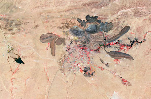 2006年6月30日，美国宇航局特拉卫星拍摄的白云鄂博铁矿的高空图像
