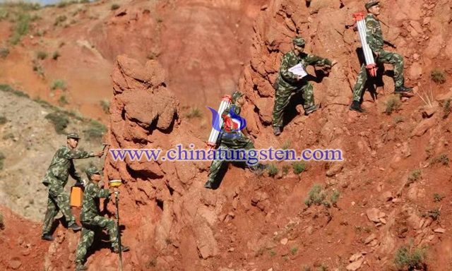 2016年7月，在平均海拔4500米青藏高原执行地勘任务的黄金六支队三大队的官兵们。 徐洪亮 摄