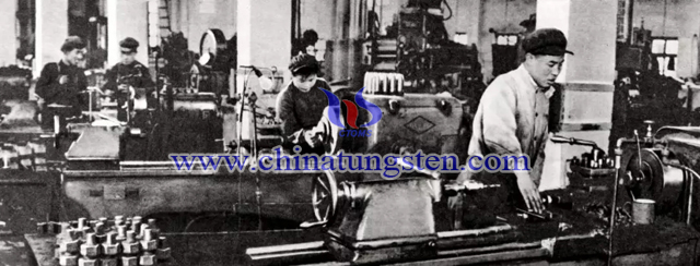 △解放初期，赣南汽车修理厂职工在突击生产。（赖联明 提供）